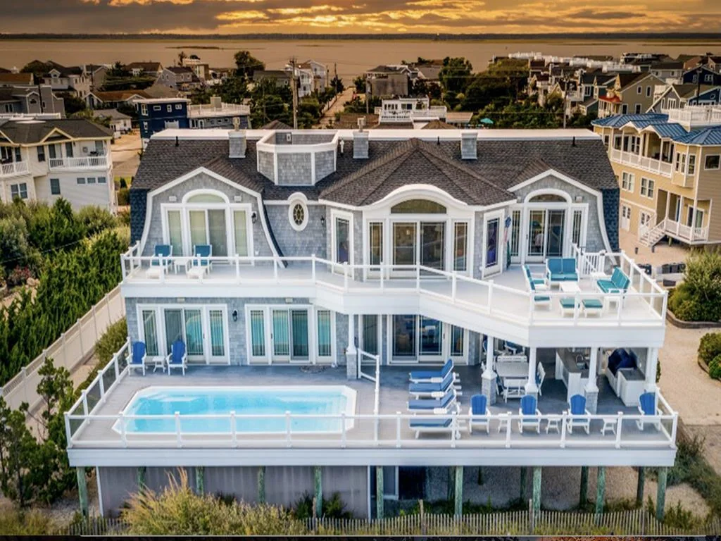 1095C Long Beach Boulevard residence
