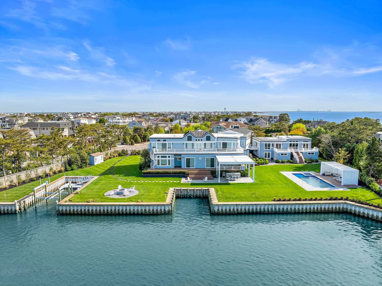 Bayfront LBI vacation home with a wide lawn